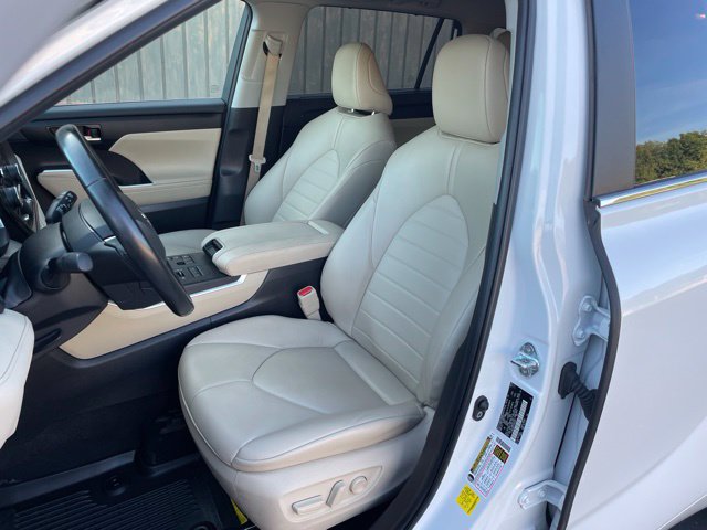 Used 2023 Toyota Highlander XLE AWD/4WD image 21