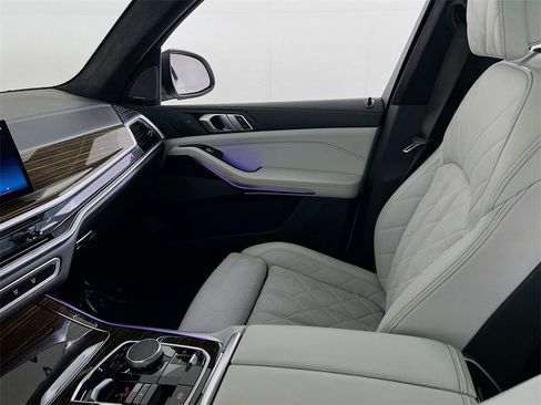 Used 2024 BMW X7 xDrive40i image 24