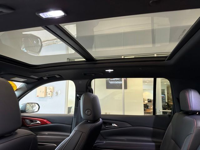 Used 2025 Chevrolet Traverse Z71 w/ LPO, Floor Liner Package AWD/4WD image 2