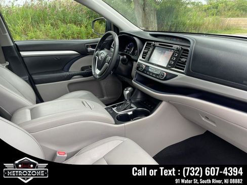 Used 2014 Toyota Highlander XLE image 30