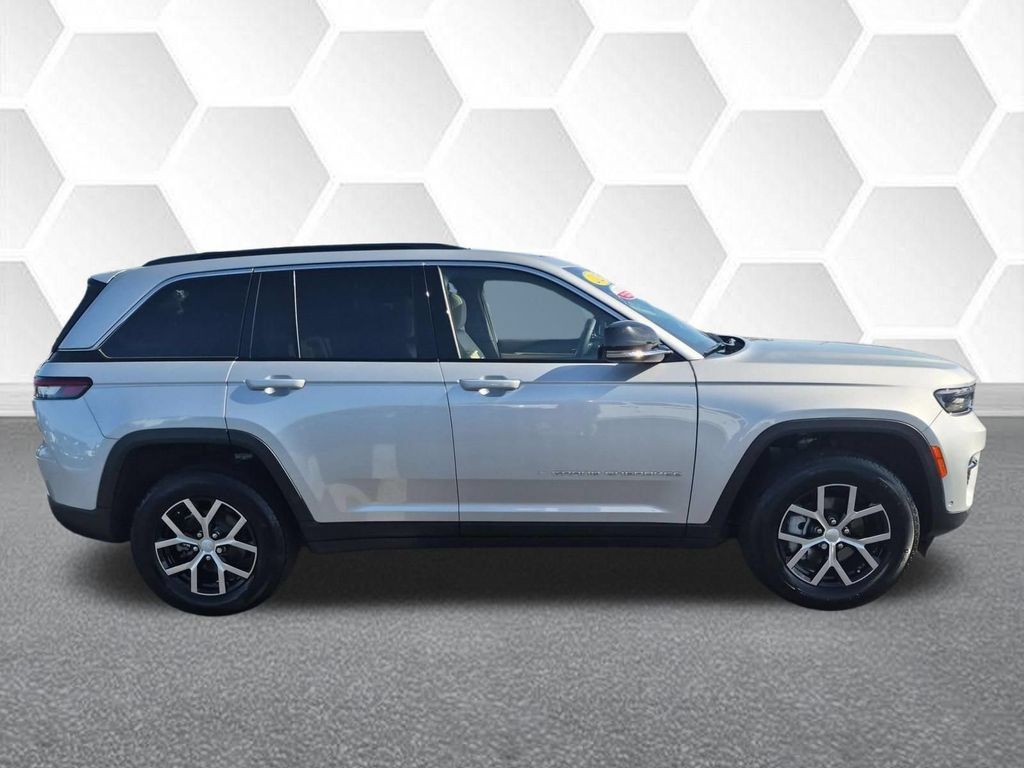 Certified 2025 Jeep Grand Cherokee Limited w/ Luxury Tech Group II AWD/4WD image 2