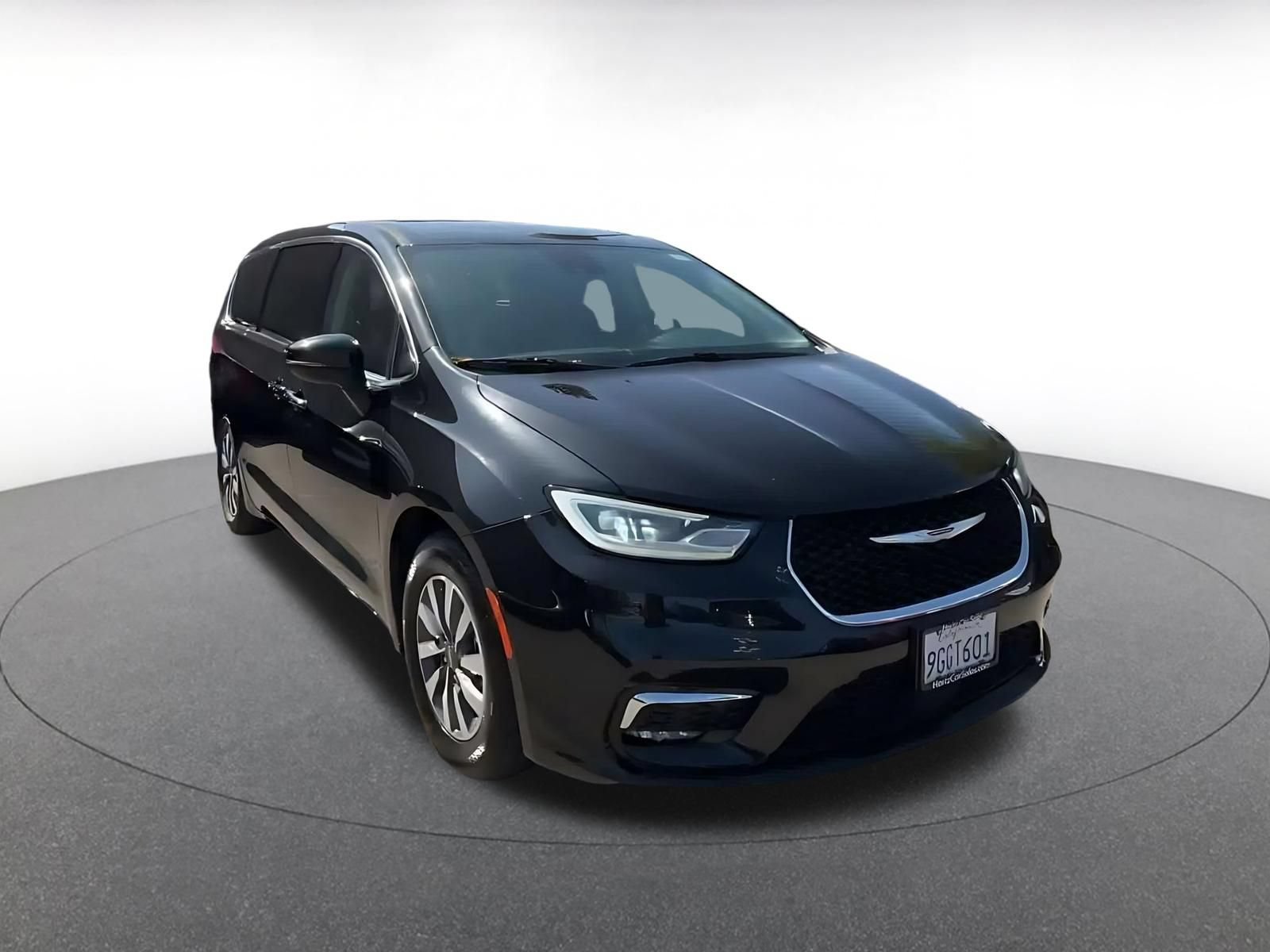 Used 2023 Chrysler Pacifica Touring-L FWD image 3