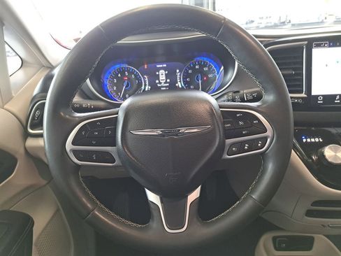 Used 2023 Chrysler Pacifica Touring-L FWD image 15