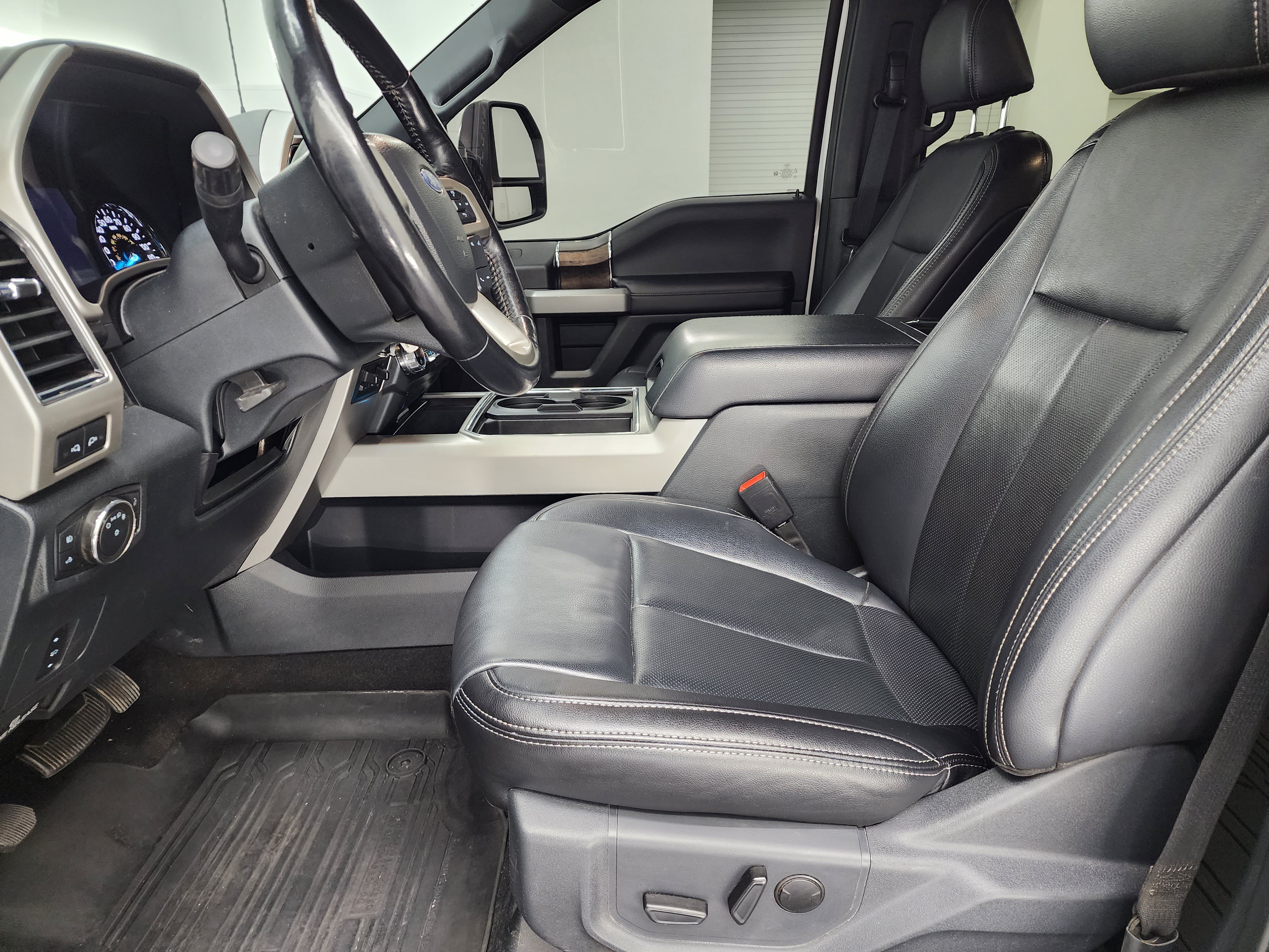 Used 2022 Ford F350 Lariat w/ Black Appearance Package AWD/4WD image 8