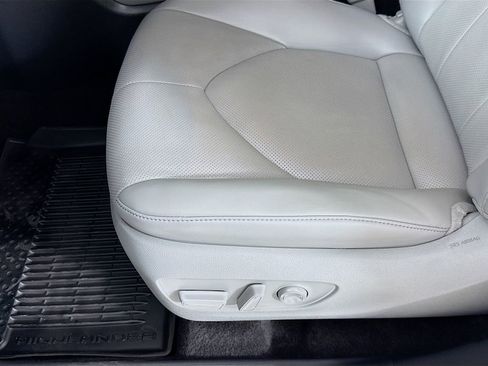 Certified 2025 Toyota Highlander Limited image 22