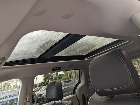 Used 2023 Chrysler Pacifica Limited image 18