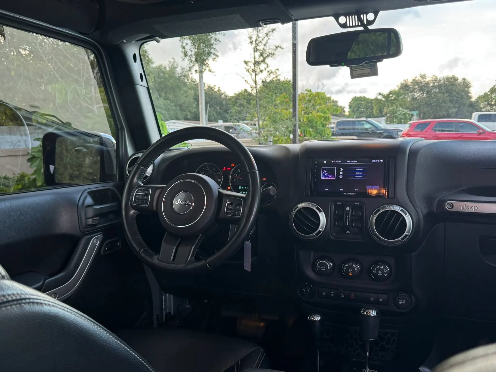 Used 2016 Jeep Wrangler Unlimited Sahara w/ Mopar Chrome Edition Group AWD/4WD image 32