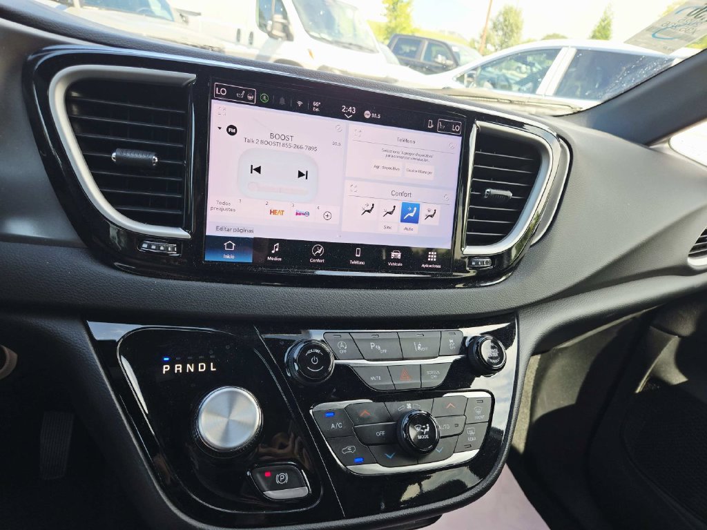 Used 2025 Chrysler Pacifica Select FWD image 24