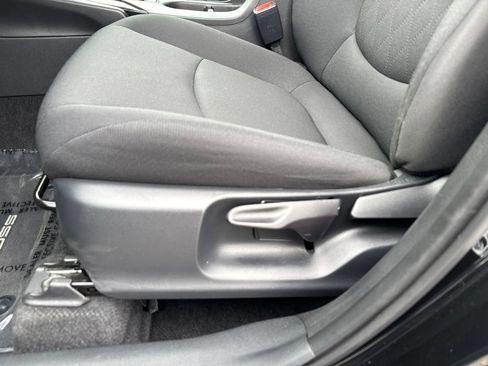 Used 2025 Toyota Corolla Cross LE AWD/4WD image 28