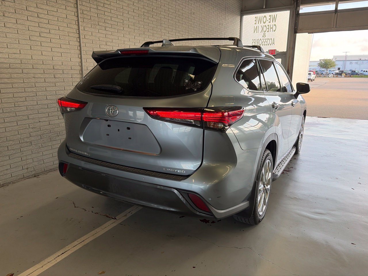 Used 2021 Toyota Highlander Limited FWD image 3