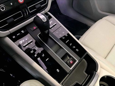 New 2026 Porsche Macan image 18