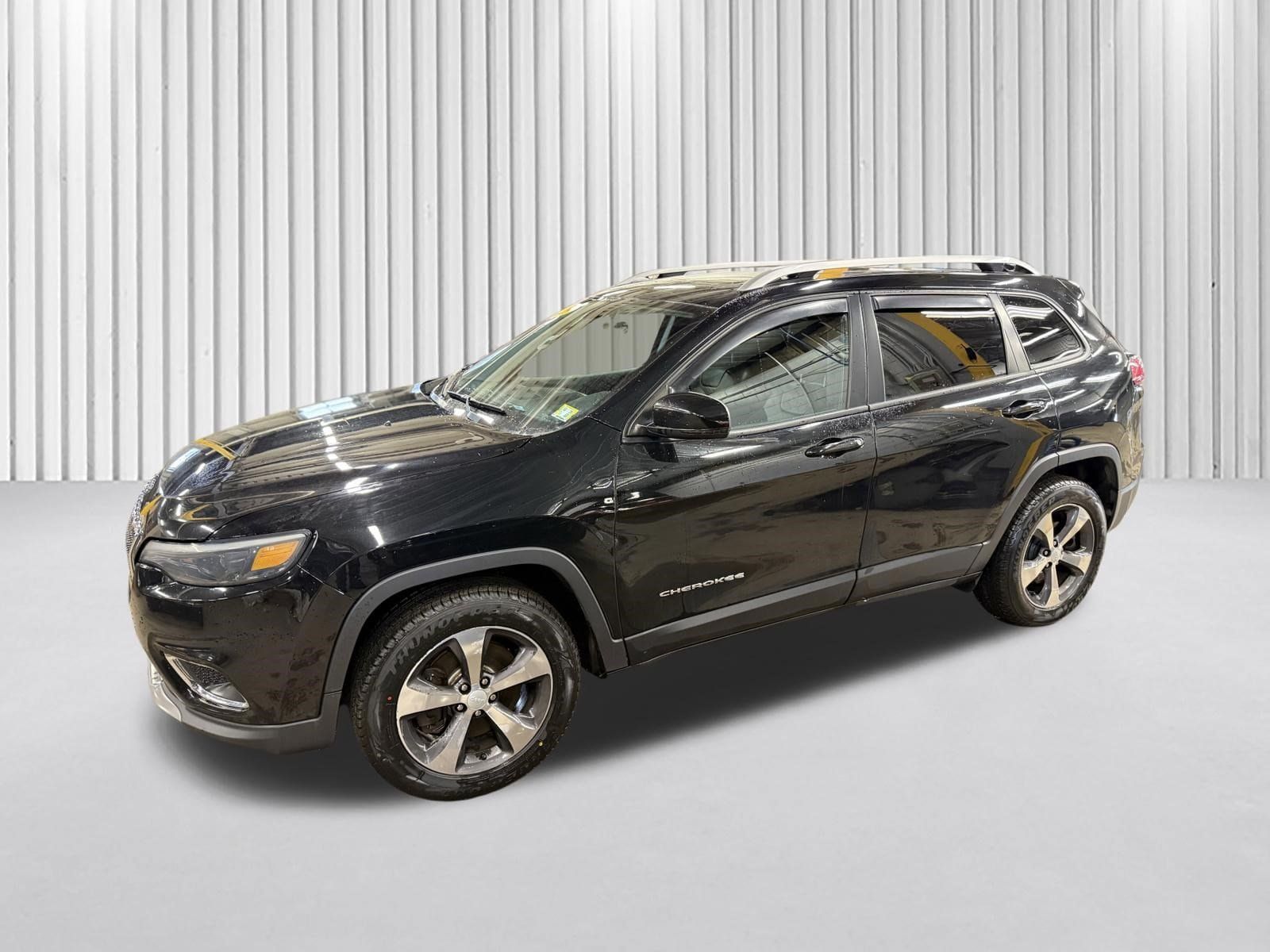 Used 2019 Jeep Cherokee Limited AWD/4WD image 3
