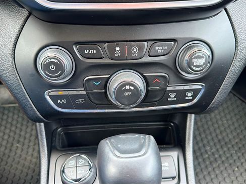 Used 2020 Jeep Cherokee Trailhawk w/ Cold Weather Group AWD/4WD image 17