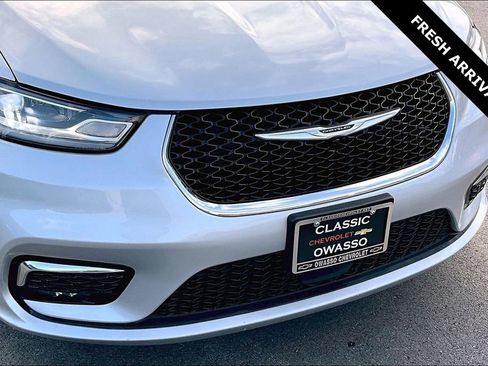 Used 2024 Chrysler Pacifica Touring-L image 32