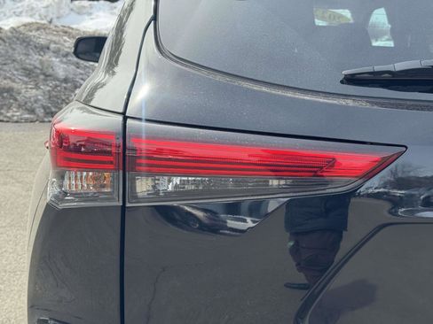 Used 2022 Toyota Highlander XLE image 10
