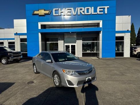 Used 2013 Toyota Camry LE FWD image 1