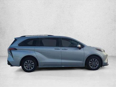Certified 2022 Toyota Sienna XLE w/ XLE Plus Package FWD image 4