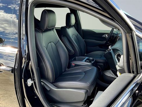 New 2026 Chrysler Pacifica Select image 8