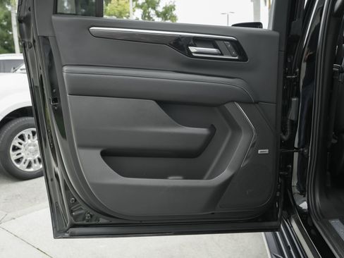 Used 2025 Chevrolet Suburban Premier image 34