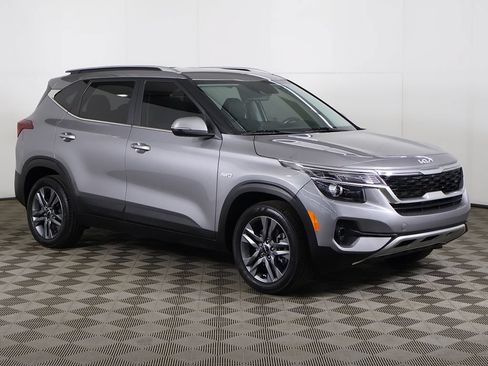 Used 2023 Kia Seltos S w/ Navigation Package AWD/4WD image 2