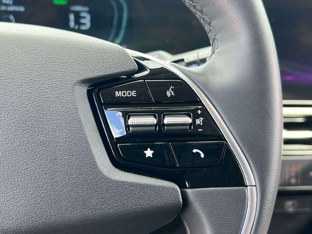 Used 2025 Kia Niro EX w/ EX Cold Weather Package FWD image 23