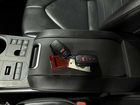 Certified 2024 Toyota Highlander XLE AWD/4WD image 32