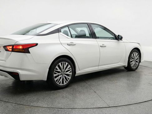 Used 2025 Nissan Altima 2.5 SV image 9