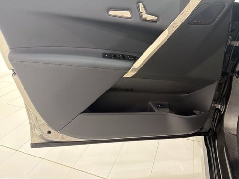 Used 2025 BMW iX xDrive50 w/ Premium Package image 10