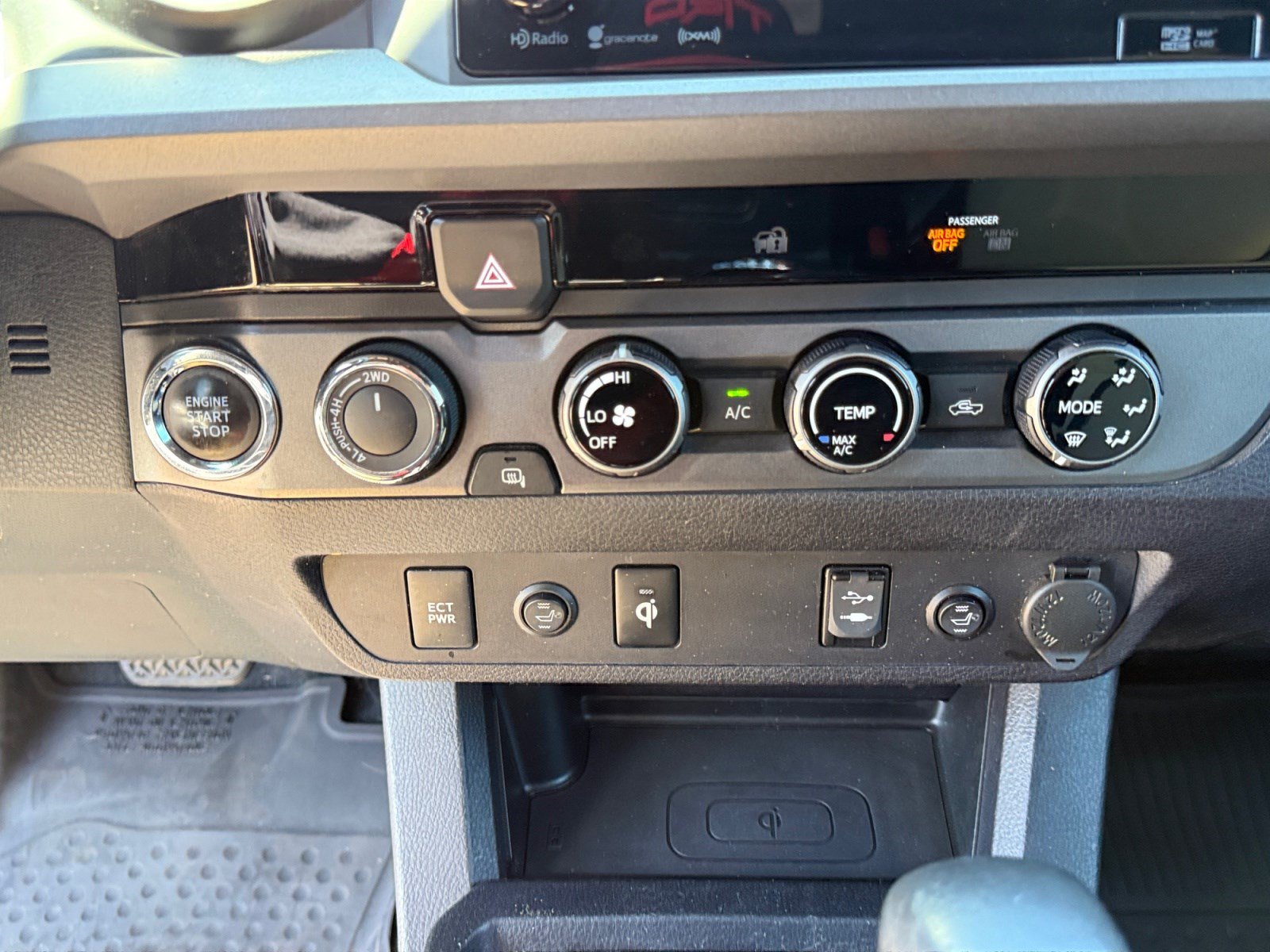 Used 2017 Toyota Tacoma TRD Sport AWD/4WD image 12