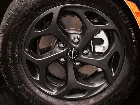 Used 2023 Chrysler Pacifica Touring-L w/ S Appearance Package FWD image 9