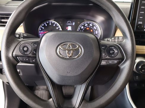 Used 2022 Toyota RAV4 XLE FWD image 3