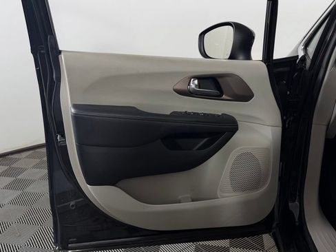 Used 2023 Chrysler Voyager LX FWD image 13