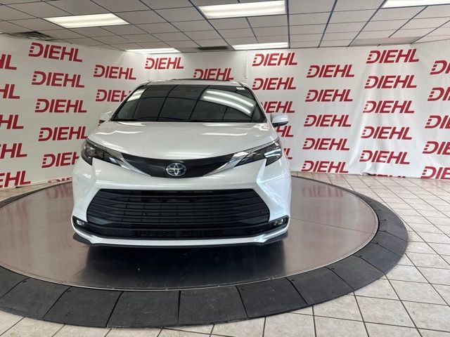 Used 2025 Toyota Sienna XLE w/ XLE Plus Package FWD image 3