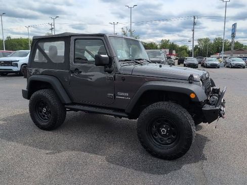 Used 2017 Jeep Wrangler Sport w/ Mopar Black Appearance Group AWD/4WD image 8