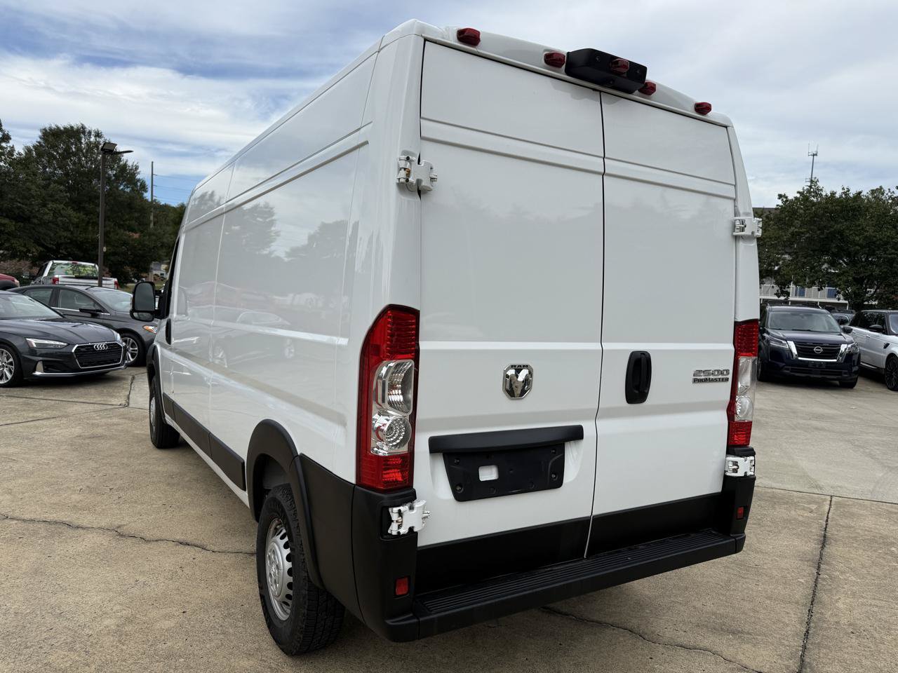 Used 2024 RAM ProMaster 2500 w/ Convenience Group FWD image 3