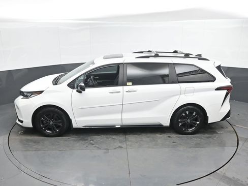 Used 2025 Toyota Sienna XSE AWD/4WD image 20