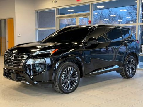 Used 2025 Nissan Rogue Platinum image 4