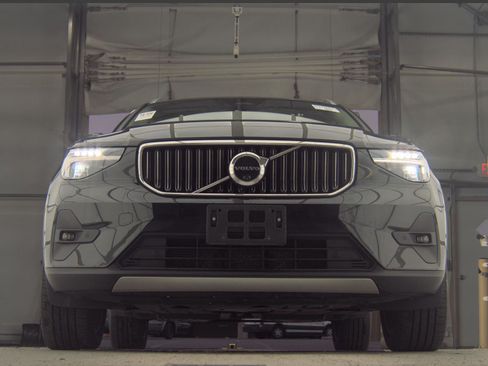 Used 2023 Volvo XC40 B4 Plus w/ Driver Assist Package FWD image 13