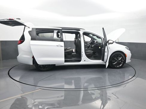 New 2026 Chrysler Pacifica Limited w/ S Appearance Package image 67