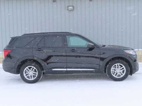 Used 2025 Ford Explorer Active image 3