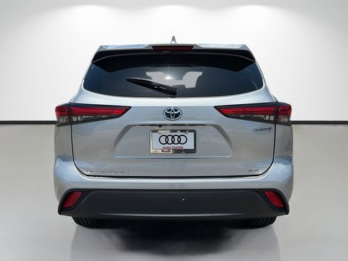 Used 2021 Toyota Highlander XLE AWD/4WD image 4