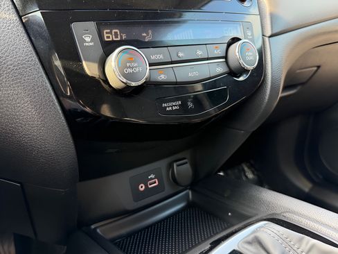 Used 2018 Nissan Rogue SV w/ Sun & Sound Touring Package FWD image 21