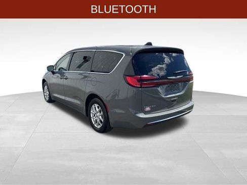 Used 2023 Chrysler Pacifica Touring-L FWD image 5