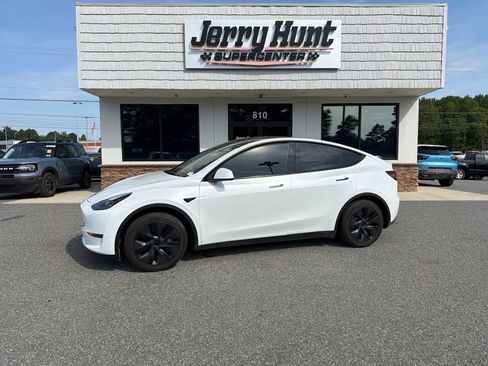Used 2025 Tesla Model Y Long Range RWD image 1