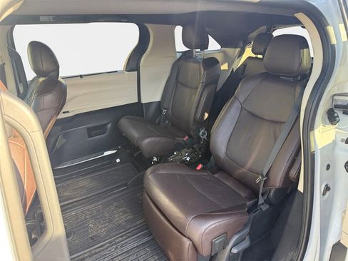 Used 2021 Toyota Sienna Platinum image 20