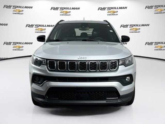 Used 2024 Jeep Compass Latitude AWD/4WD image 2