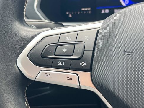 Certified 2022 Volkswagen Tiguan SE image 9