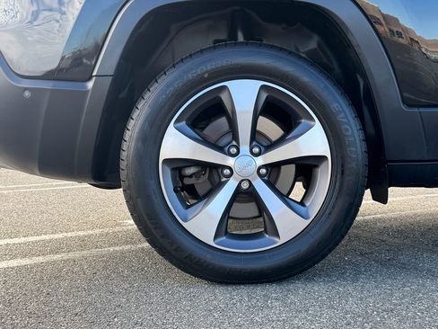 Used 2021 Jeep Cherokee Limited image 31