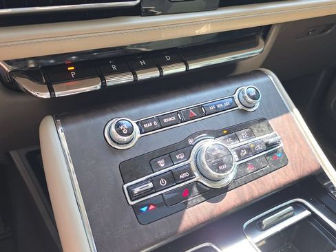 Used 2021 Lincoln Aviator Reserve AWD/4WD image 19