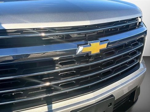 Used 2025 Chevrolet Traverse LT image 28